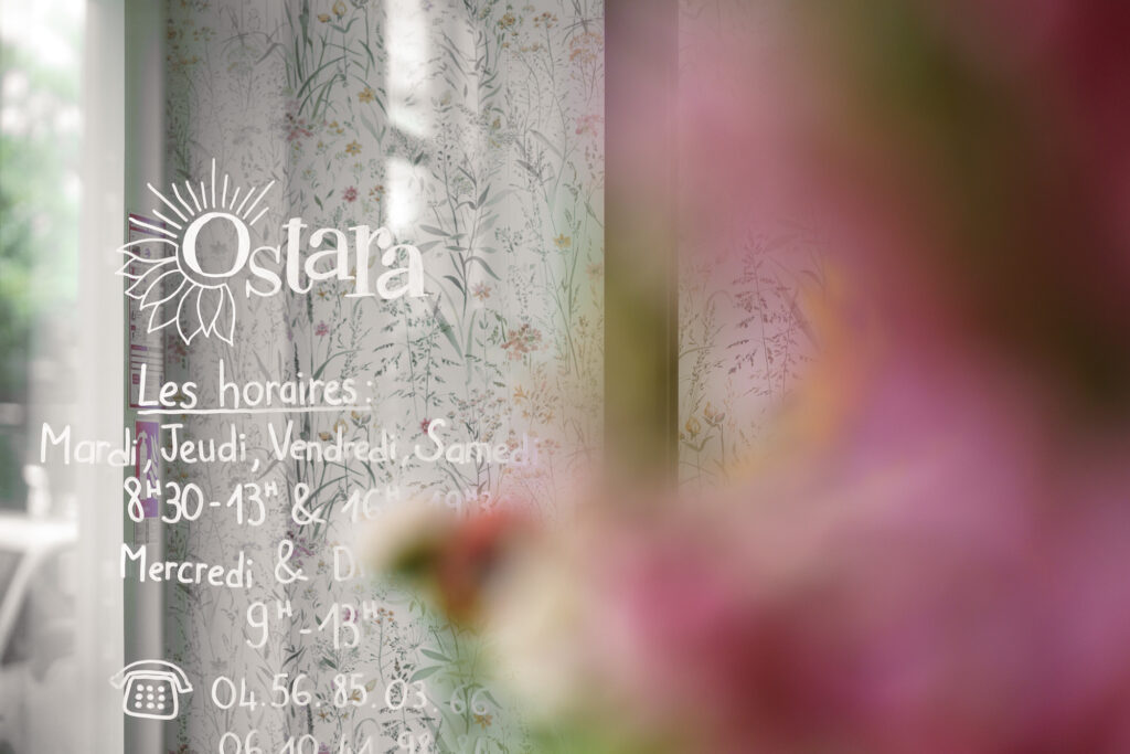 Vitrine d'Ostara, fleuriste et maitresse de cérémonie funéraire à l'île verte, Grenoble