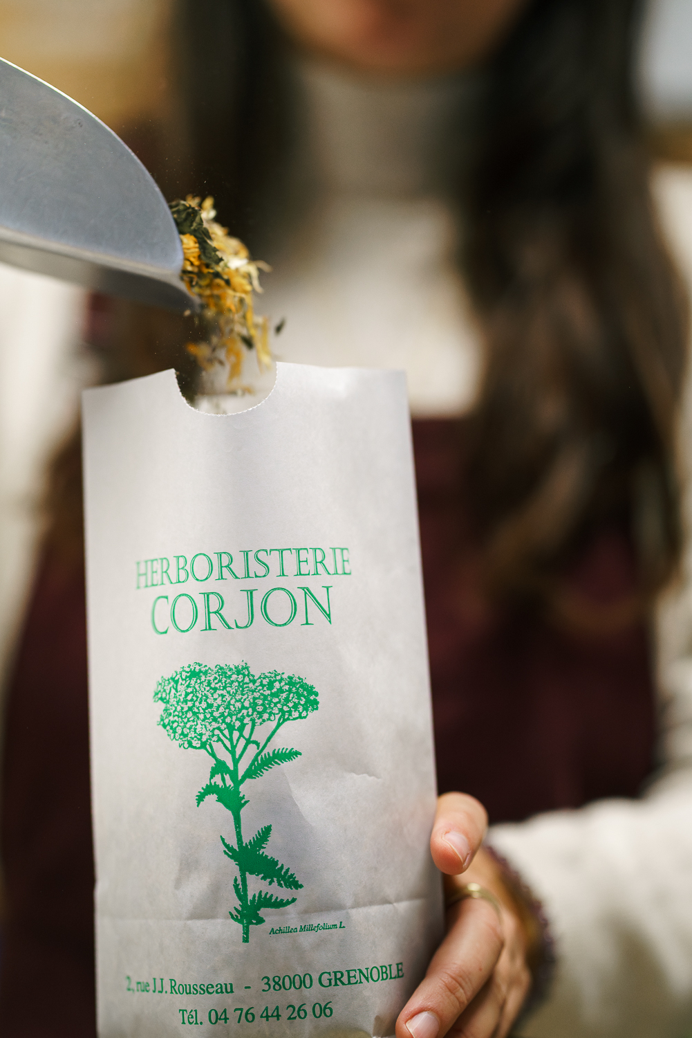 préparation de tisane à l'herboristerie grenobloise corjon