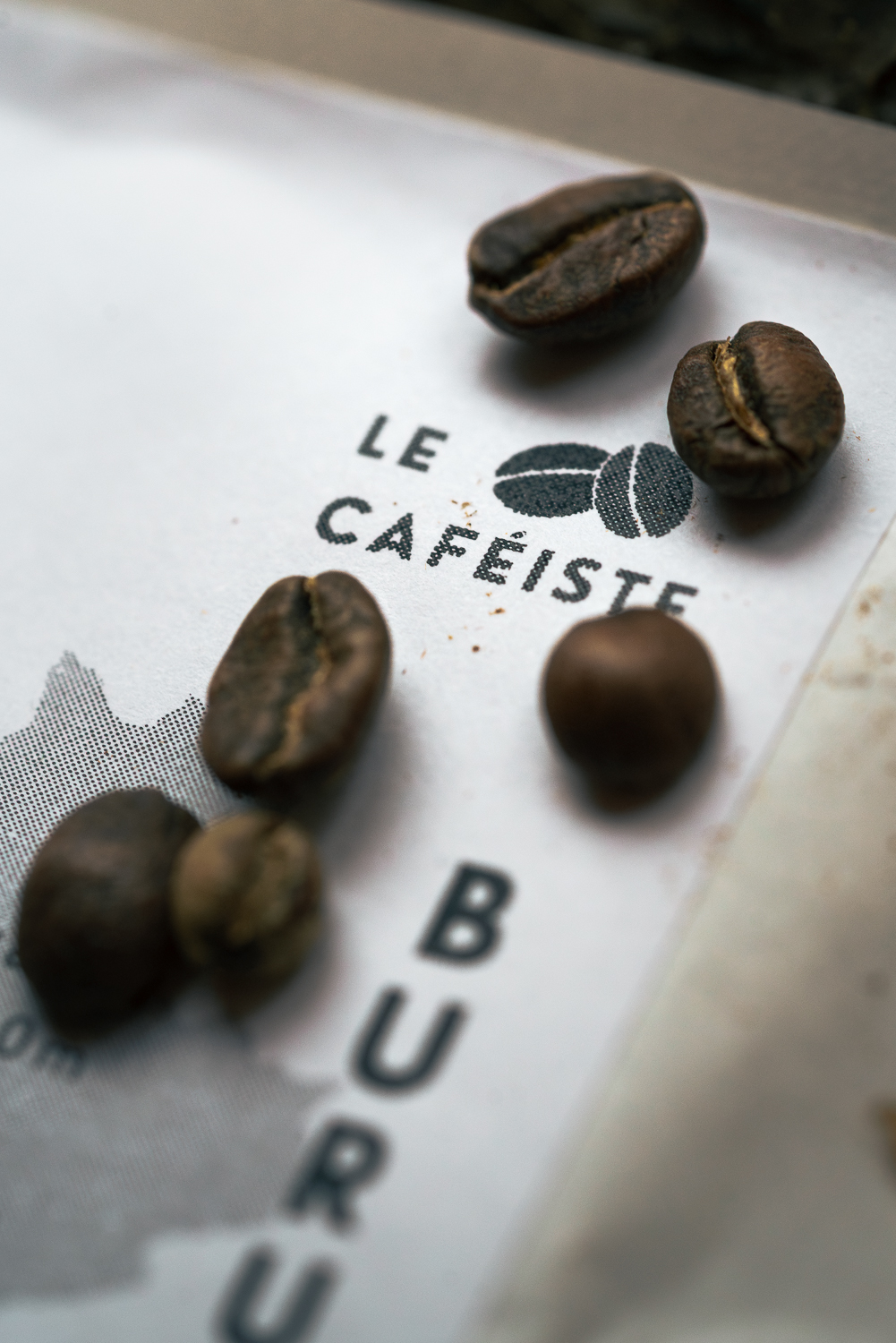 Dylann torréfacteur à grenoble prépare un café de noël