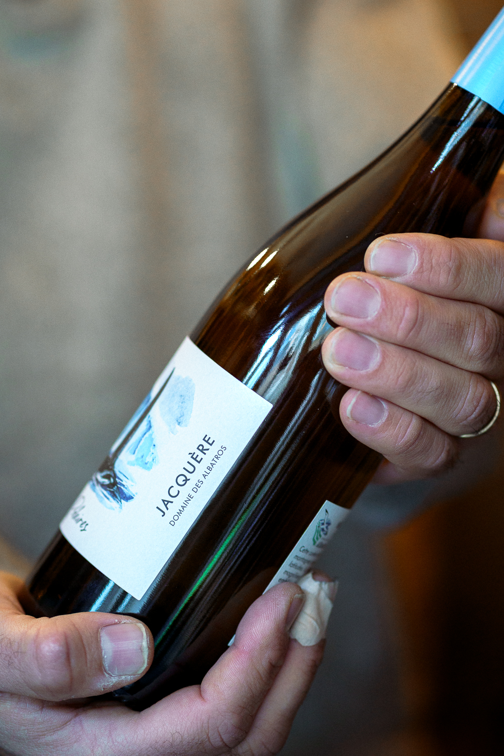 bouteille de vin de la cave la balade des terroirs à grenoble