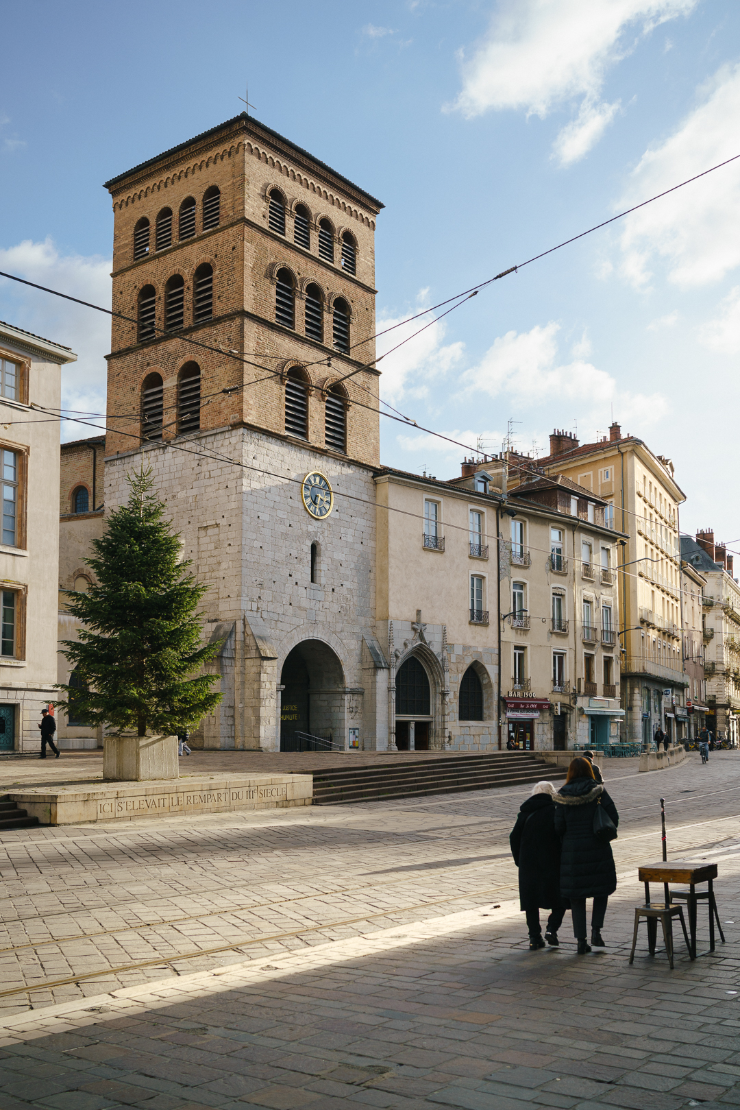 cathédrale notre dame et son horloge à grenoble