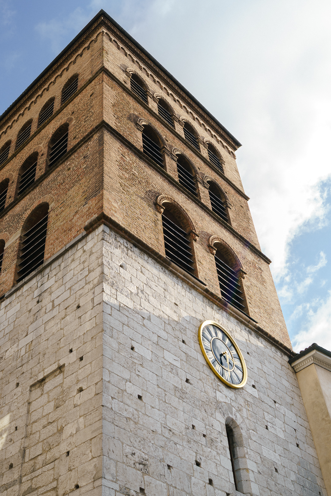 cathédrale notre dame et son horloge à grenoble