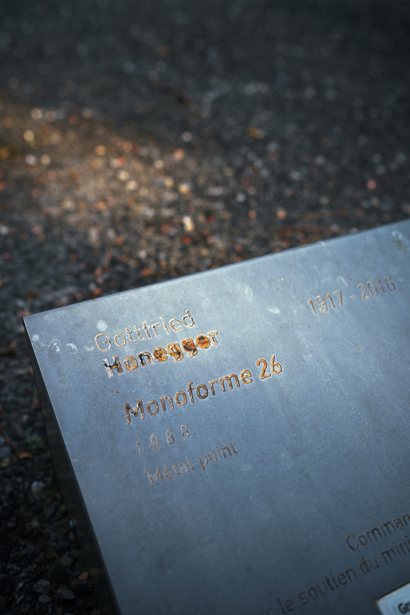 plaque de sculpture du jardin du musée de Grenoble