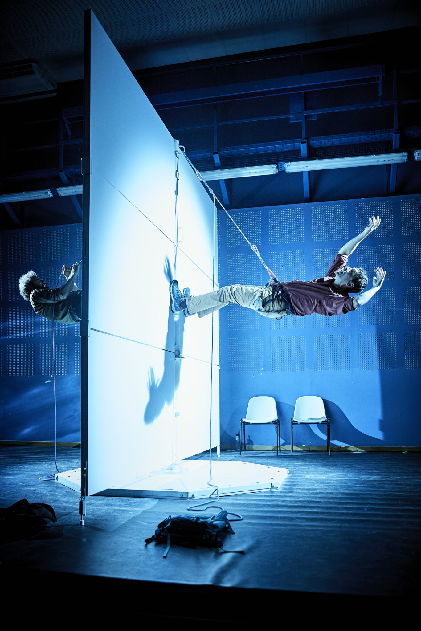 UNE OMBRE VORACE Festival d Avignon Texte et mise en scene Mariano Pensotti Dramaturgie Aljoscha Begrich Scenographie et costumes Mariana Tirantte Musique et son Diego Vainer Lumiere David Seldes Conseil artistique Florencia Wasser Traduction Christilla Vasserot Assistanat a la mise en scene Juan Francisco Reato, Edward Fortes Avec Cedric Eeckhout, Elios Noel