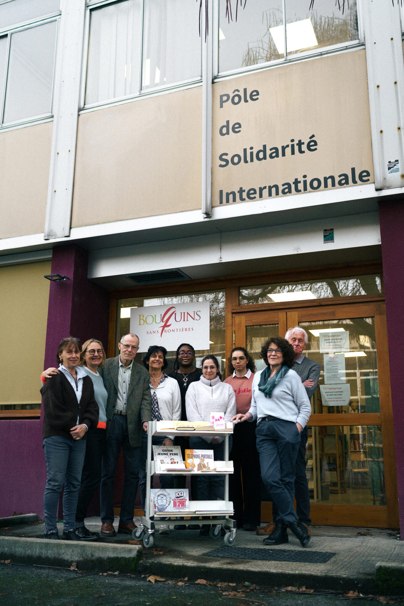 équipe de bénévoles de l'association bouquins sans frontières à grenoble