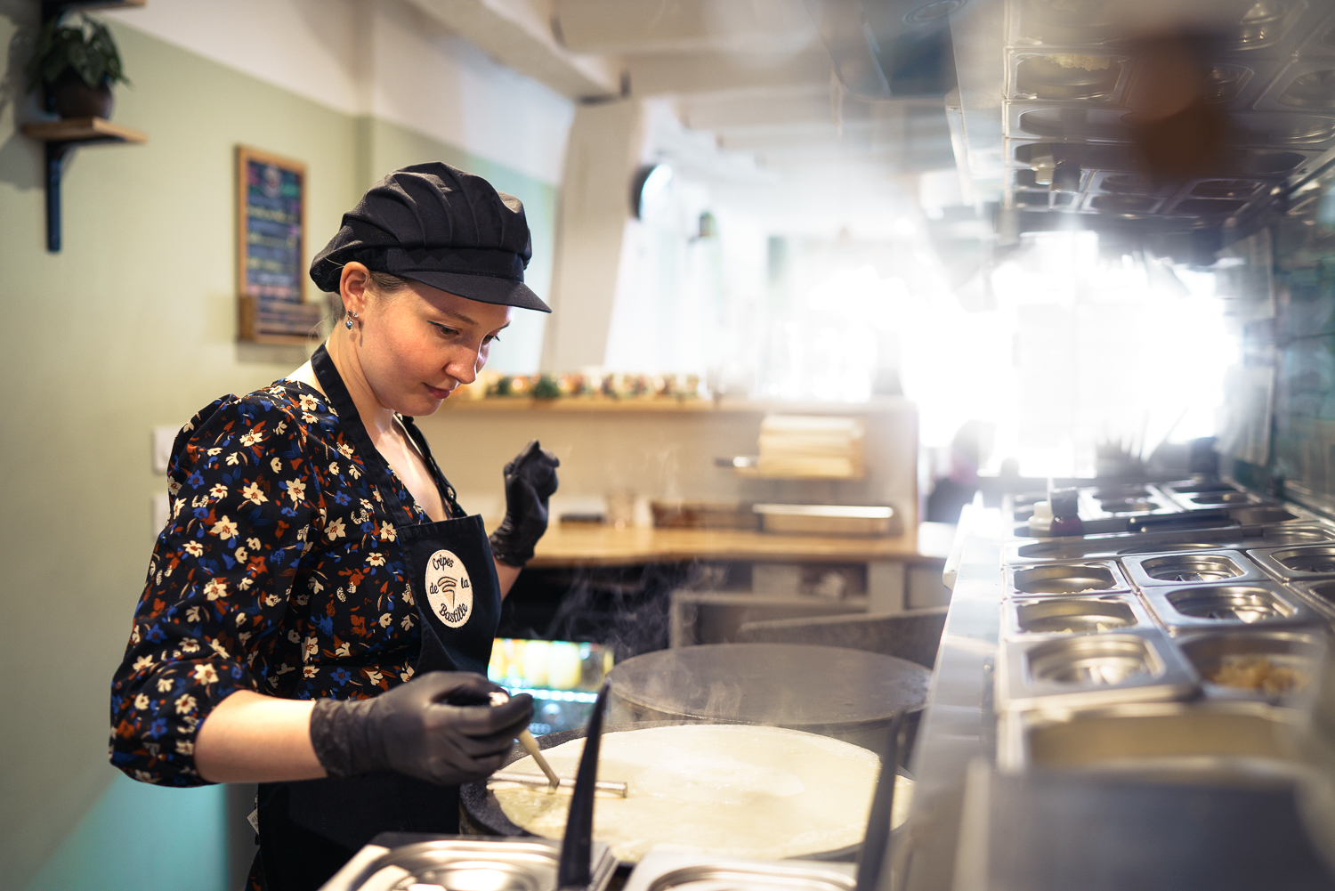 Yulya patronne de la crêperie Les crêpes de la Bastille à Grenoble