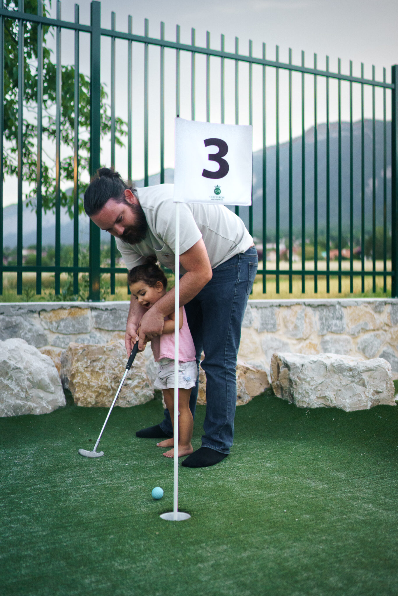 mini golf chill & kids lieu de vie à crolles pour les parents et enfants