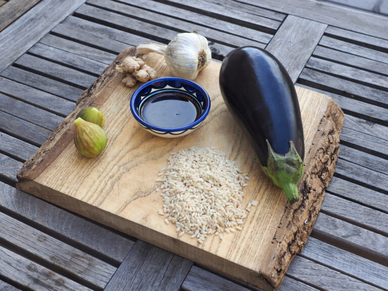 Uns fois le riz cuit, place à la préparation des aubergines et de la sauce.