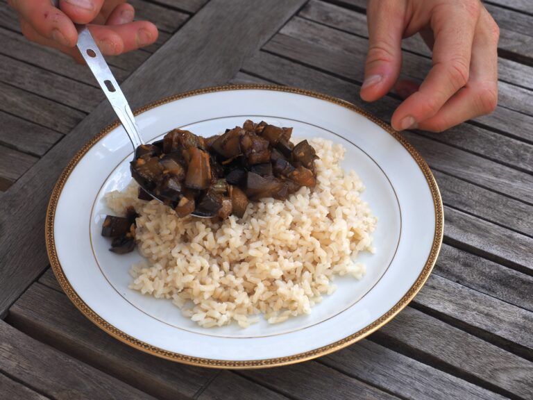 Dans une assiette, mettre le riz, puis les aubergines.
