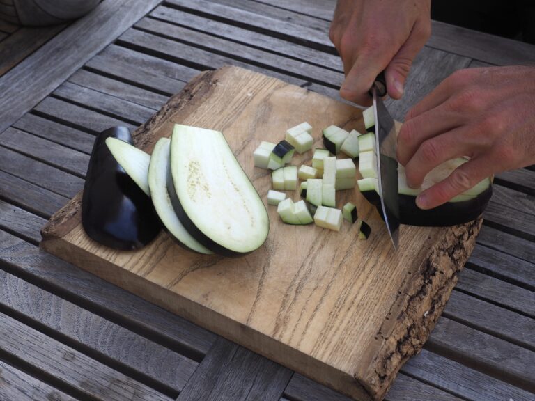 Couper en morceaux carrés de 1 cm sur 1 cm l’aubergine.