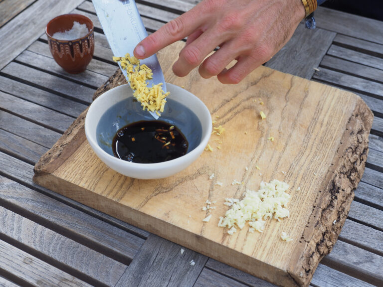 Pendant que l’aubergine flotte dans l’eau, vous pouvez vous occuper de la sauce. Dans un bol, ajouter la sauce soja, l’huile de sésame, le sucre, la maïzena, le vinaigre de cidre, l’ail et le gingembre préalablement coupés finement.