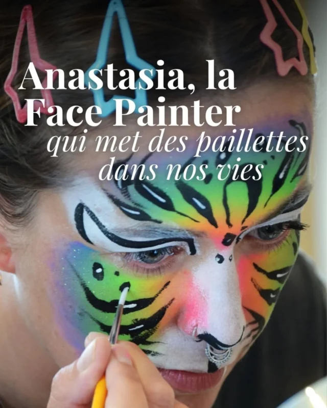 On a déniché un bon plan antimorosité ! Anastasia est une maquilleuse artistique installée sur les rives du lac d’Annecy, qui étire les sourires jusqu’aux oreilles et fait briller les yeux des enfants. 🎨

Avec @faispasci_make_up son agenda se remplit à vitesse grand V (anniversaires, carnavals, kermesses…). Sa mallette est remplie de palettes de couleur et de pinceaux. Sa spécialité ? Les fleurs et les mandalas. Sa technique fétiche ? Le One Stroke, pour créer un dégradé en un seul mouvement. 🌸

Véritable passionnée, elle ajoute chaque jour une petite dose de bonheur dans la vie des petits et des grands. Bonne nouvelle : elle ne s’interdit pas d’élargir son horizon dans toute la région… Jusqu’à Grenoble !

👉 Découvrez le beau portrait de cette créatrice de sourires dans notre article (lien en bio).

📸 & ✍️@julie_hainaut