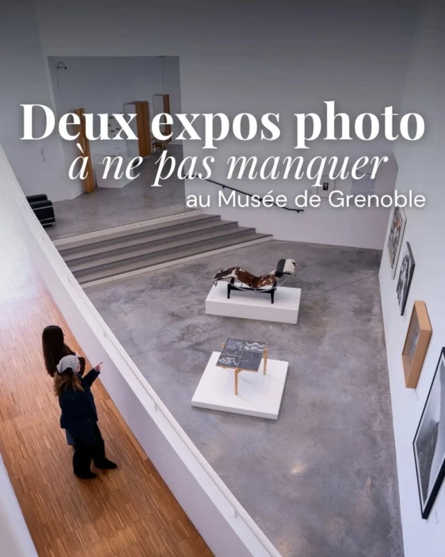 Ce printemps, le @museedegrenoble ouvre grand ses portes à deux univers photographiques qui se répondent sans se ressembler ! ✨

D'un côté, Bernard Descamps, dont l'œil suit depuis plus de 40 ans l'humain et son rapport à la nature. De l'Afrique à l'Asie, ses images au format carré, travaillées en chambre noire, captent des figures minuscules face à l'immensité. La photographie de Descamps est une affaire de tension et de verticalité. 

De l'autre, Charlotte Perriand. Si on la connaît surtout comme une figure majeure de l'architecture et du design du XXe siècle, on découvre ici un pan méconnu de son œuvre. Pour elle, la montagne est « une matrice de pensée, un lieu de ressourcement et d’expérimentation formelle ». Ses clichés d'altitude deviennent de véritables études pour créer ses refuges alpins et son mobilier iconique. 🏔️

👉 Deux invitations à voir le monde et à le réinventer, à découvrir gratuitement du 4 avril au 23 août. Retrouvez tous les détails de cette programmation dans notre article (lien en bio) !

📸 @lydie_roure_
.
.
.
#museedegrenoble #bernarddescamps #charlotteperriand #sortiragrenoble #lesmondaines 
Article partenaire ✨