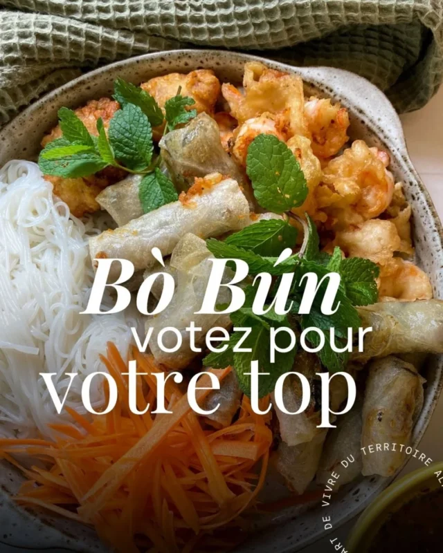 On a besoin de vous pour notre prochain top ! 🤗

Plat emblématique de la cuisine vietnamienne aujourd’hui souvent revisité, le Bò bún s'est fait une place de choix dans nos déjeuners grenoblois ! 🥢

Mais connaissez-vous vraiment ses origines ? Ce délicieux bol tout en contrastes nous vient du sud du Vietnam, où il porte le nom de “Bún Bò Nam Bộ”. La recette authentique repose sur un équilibre parfait : la douceur des vermicelles de riz (“Bún”), la chaleur du bœuf sauté ("bò"), la fraîcheur des crudités et l'acidulé de la sauce nuoc-mâm.

Petit fait amusant : l'ajout des fameux nems bien croustillants par-dessus est en réalité une adaptation française qui a su s'imposer chez nous comme une évidence ! 

Aujourd'hui, il est grand temps de mettre ce plat réconfortant à l'honneur sur Les Mondaines. Mais pour dénicher les meilleures adresses, c'est à vous de jouer ! 👇

Partagez-nous en commentaire VOS adresses préférées pour déguster le meilleur Bò bún de Grenoble et de ses alentours. Les lieux les plus plébiscités seront testés lors de notre prochain reportage. 🥡

On a hâte de vous lire 🥰

#grenoblecityguide #grenoble #GrenobleLovers #bobun #bobungrenoble
