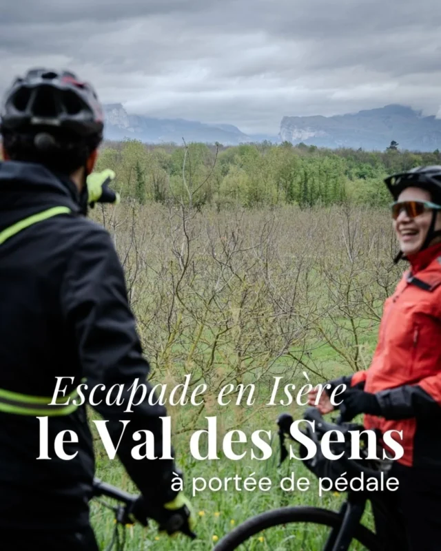 Le Vercors à l’horizon, l'odeur des noyeraies et le vent dans les cheveux : on a trouvé le "city break" parfait sans quitter l'Isère. 🚲🏔️

Le temps d'un weekend, on a troqué la voiture pour le combo train-vélo, pour une déconnexion immédiate. Notre escapade commence sur le quai de la gare de Grenoble, vélos prêts à embarquer, direction le pays de Saint-Marcellin. Une fois descendus du train, il ne suffit que de quelques coups de pédale à travers les chemins agricoles et les noyeraies à perte de vue pour atteindre le Val des Sens, à Chatte. Valérie, la propriétaire du gîte, et Anne-Sophie nous accueillent avec la chaleur de vieilles amitiés retrouvées. À l’intérieur, des chambres aux couleurs douces, un jardin baigné de silence et, surtout, le luxe simple d'un jacuzzi sur la terrasse pour délier les muscles après la balade. 

Après une nuit profonde et un petit-déjeuner copieux (mention spéciale pour le gâteau aux pommes façon kouign-amann !), on a rejoint la Belle Via. Cette véloroute mythique glisse le long des berges de l’Isère, nous menant jusqu’aux curieuses fontaines pétrifiantes de La Sône. ⛲

Un "city break" en mode doux, pour comprendre que le temps consacré au voyage fait déjà partie de l'aventure. 🤗

👉 Retrouvez tous les détails de notre itinéraire dans notre article (lien en bio) !

📍 Le Val des Sens — 145 All. de Meulot, Chatte 
 
📸 @lydie_roure_
.
.
.
#isere #levaldessens #escapadevelo #lesmondaines #sortiragrenoble 

En partenariat avec @alpesishere 🤝