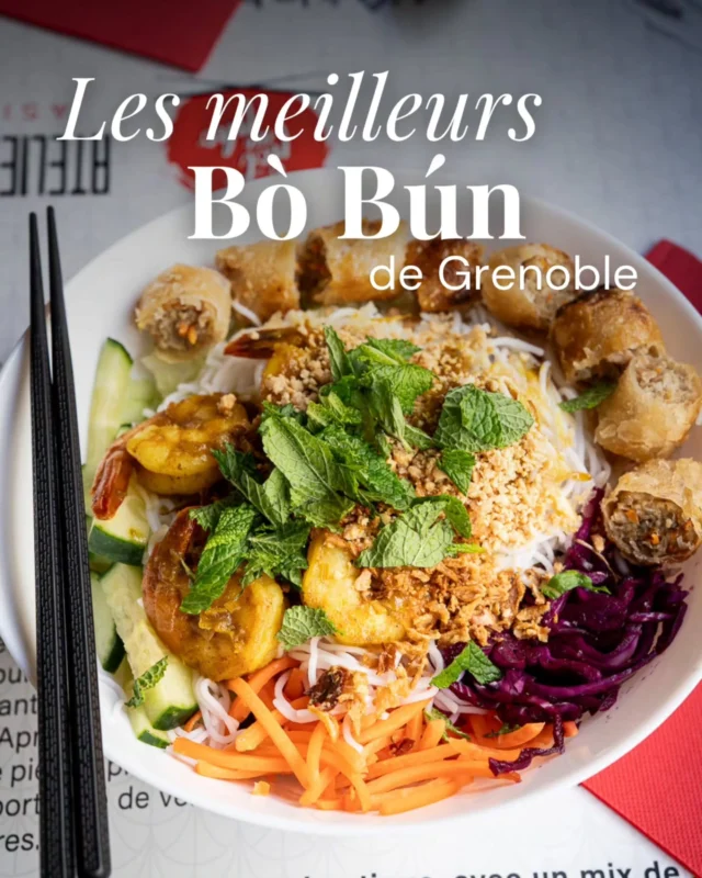 Mais où donc trouver le meilleur bò bún de Grenoble ? 

On vous a posé la question et vous avez largement répondu - merci infiniment. Cinq adresses sont sorties du lot, et comme promis, on est allées frapper aux portes — non seulement pour goûter, mais pour comprendre :  qui le prépare, d'où il ou elle vient, ce qu'il ou elle a traversé pour en arriver là. 
Cinq bols, cinq histoires, cinq identités.

Filez sur notre site, on vous raconte tout 🥰. 

✨️ La Rivière des Parfums, 8 Bd Gambetta
✨️ @obobun.fr , 17 rue Saint Jacques 
✨️ @by_bo_bun , 2 Rue Doudart de Lagree 
✨️ Ô Pot au Pho, 5 rue Thiers 
✨️ @lespiedsdansleplat_foodtruck , sur la Presqu'île & à Inovallée 

📸 photos 1 à 9 : @lydie_roure_ 
photos 10 & 11 : @noemie.gervais 

✍️ @lydie_roure_ 
.
.
.
#grenoblecityguide #Grenoble #bobun #grenoblelovers