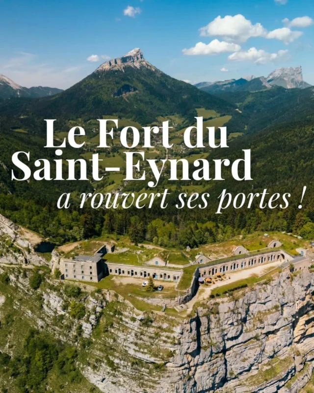 ⛰️ La balade jusqu'au Fort du Saint-Eynard est bien connue des Grenobloi·ses... Mais savez-vous qu'une fois là-haut, le Fort se visite ? S’il est fermé pendant l’hiver, il vient de rouvrir ses portes pour la saison estivale : on y trouve un espace muséal qui permet de découvrir l’histoire du site, ainsi qu'un petit café pour prolonger la pause. 

Alors permettez-nous de vous suggérer le programme suivant pour votre prochaine journée de repos : au départ du Sappey, chaussez vos baskets pour une balade en forêt jusqu'au Fort et sa vue dégagée. Au sommet, prenez le temps de découvrir les mystères d'un lieu suspendu... Et de savourer une boisson fraîche ! 🍹

De retour au Sappey, une ultime récompense vous attend : la tarte aux myrtilles du Café de la Place. Certains disent que c'est la meilleure de Grenoble👀 … Rendez-vous sur notre site (lien en bio), on vous dit tout ! @fortsteynard

📷 @bevilacquavisuals
.
.
.
#grenoblecityguide #Grenoble #grenoblelovers