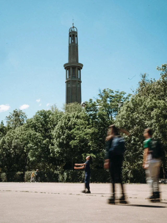 Le mois de juin s’installe à Grenoble avec son lot d’initiatives inspirantes, de projets locaux et de rendez-vous incontournables pour faire vibrer le territoire ! ☀️🏔️

Pour la toute dernière édition de notre rendez-vous mensuel des 5 actus à connaitre ou à vivre, le territoire s'anime pour lancer la saison d'été. Entre le retour des soirées festives dans les rues du centre-ville chaque vendredi, les concerts gratuits en plein air de la Guinguette Électrique, ou un brunch fait maison à prix libre perché face à l'Oisans… Le territoire s'anime pour lancer la saison d'été. On vous a aussi déniché un plan pour monter sur scène à Crolles et un café des langues ambulant pour papoter autour d'un verre. 🍻🎤

👉 Toutes les dates et les infos pratiques de ces 5 rendez-vous incontournables sont à retrouver dans notre article (lien en bio) !
 
📸 @em_et_vie_photographie
.
.
.
#grenoble #sortiragrenoble #grenobleactu #isere #lesmondaines