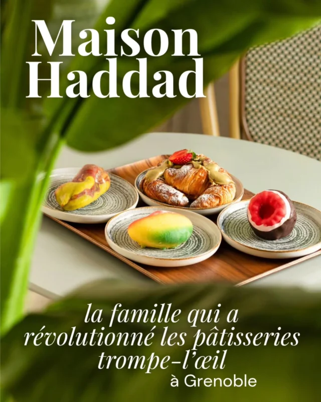 Le bien, le beau, le bon : vous le savez, c’est notre devise et notre grille de lecture pour mettre en lumière les adresses qui nous marquent à Grenoble et dans ses environs. Celle d’aujourd’hui en est incontestablement l'ambassadrice. 🍓

Des pâtisseries trompe-l’œil à l’esthétique minutieuse, des saveurs justes et équilibrées, un travail artisanal porté par la passion et l’esprit de famille... On a tout aimé lors de notre visite : l’accueil chaleureux, la vitrine aux mille couleurs, et l'explosion des saveurs et des textures en bouche. 🎆

Derrière tout cela, il y a Fatima Haddad, arrivée de Lille à Grenoble en 2008. Depuis, elle peaufine ses recettes et pâtisseries maison avec amour et savoir-faire, entourée de son équipe et de trois de ses quatre enfants qui l'ont rejoint dans l'aventure. 

Mangues, pêches, poires, framboises, fraises ou noix géantes : sous une fine coque de chocolat blanc Valrhona prennent place praliné, ganache montée, confit de fruits ou biscuit moelleux. Chaque pâtisserie joue sur les contrastes de textures et l’équilibre des goûts, avec le souci du détail qui caractérise la maison.

On vous emmène à la découverte de cet univers qui fait voyager plus d'un sens, via le lien dans notre bio.

📸  @noemie.gervais

📍@lapanieredumail (rebaptisée Maison Haddad) 
15, mail Marcel Cachin, Fontaine 
Fermé le vendredi
.
.
.
#grenoblecityguide #quefaireàgrenoble #grenoblelovers 
Article partenaire 💫