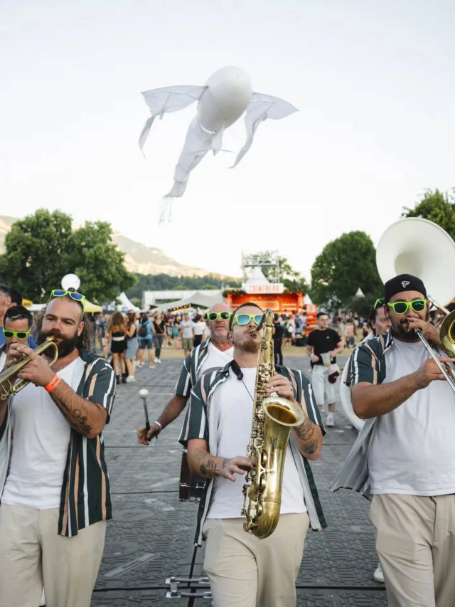 🎉 Jeu concours - Musilac 2026 ! 🎉

La saison des festivals bat son plein et comme chaque année nous voilà ravies de savoir acceuillis, non loin de la maison, des artistes venus de tous horizons pour 3 jours de folie, du 9 au 12 juillet. 

Au-delà du cadre rêvé qu'offre le lac du Bourget (💦⛱️), la programmation nous régale chaque mois de juillet un peu plus, et il faut dire que ça n'est pas dû au hasard. Toute l'année, les programmateurs écument les salles de concert à la recherche des talents émergents tandis que d'autres travaillent d'arrache pied pour booker les plus grandes stars de la pop ou du rock.

Résultat ? Des talents locaux méconnus que vous allez adorer découvrir se fraieront un chemin au milieu des plus grands noms, @katyperry , @jamiroquaihq , @gorillaz , @charlottecardin ou @styleto , pour ne citer qu'elles et eux. 

🎁 Et on vous fait gagner des places ! Pour tenter de remporter un pass 1 jour au choix mis en jeu, il vous faut : 
▪︎ liker ce post 
▪︎ suivre les comptes @festival_musilac et @les_mondaines
▪︎ commenter en tagguant vos acolytes de fiesta préférés ! 

Deux gagnant•e•s seront tirés au sort et remporteront un pass chacun. Résultats le lundi 29 juin. Good luck ! 💛

📸 Simon Bianchetti et Bazil Hamard