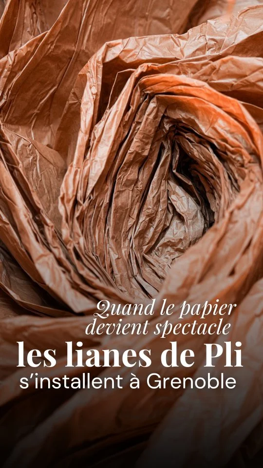 Des lianes de papier s'invitent à la @bmdegrenoble (centre-ville) 🪾

Du 8 septembre au 14 octobre, le Collectif @collectif_maison_courbe y déploie une installation aussi fragile que puissante, en écho au spectacle Pli donné les 13 et 14 octobre au Grand Théâtre @tmg_grenoble . 

« Même quelque chose de très fragile peut devenir très résistant », confie la circassienne Inbal Ben Haim, qui grimpe sur ces cordes de papier créées et imaginées par la scénographe Domitille Martin et le plieur Alexis Mérat. Leur spectacle Pli, à retrouver bientôt au Grand Théâtre, mêle onirisme et performance, à travers un nouveau regard sur cette matière ordinaire qu'est le papier. 

En attendant, les artistes nous proposent de découvrir une partie de leur processus créatif dès à présent à la bibliothèque du centre-ville de Grenoble. Nous sommes allées les rencontrer pendant l'installation - un processus minutieux et fascinant, qui nous a bien évidemment fait noter dans l'agenda les dates de leurs représentations, les 13 et 14 octobre prochains.

📍rendez-vous à la @bmdegrenoble pour parcourir l'exposition
10, rue de la République 

📍rendez-vous au @tmg_grenoble (Grand Théâtre 4, rue Hector Berlioz) les 13 & 14 octobre à 20h pour assister à la représentation de Pli 

🎥 @lydie_roure_ / images de la captation scénique @loicnys

#grenoblelovers #grenoblecityguide #grenoble #lesmondaines 
Contenu partenaire