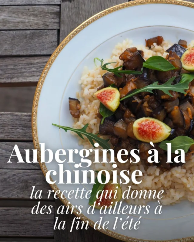 Il est l'heure de la prochaine création culinaire du chef itinérant @nicolas_leroux_outdoor ! 👨‍🍳

Ce mois-ci, il s'est donné pour mission de remettre de la gourmandise dans les légumes d'été, encore de rigueur, en attendant les récoltes nouvelles. Eh oui, on connait que trop bien ces intersaisons qui peuvent paraitre interminables dans l'assiette. Pour patienter tout en continuant à prendre du plaisir avec ce qu'on trouve sur les étals, voici donc une façon plus originale de préparer l’aubergine. 🍆

Le légume est mis en valeur par son fondant délicieux en bouche et ses saveurs d’Asie. Un excellent moyen de voyager par la pensée sans ruiner votre bilan carbone de l’année !

👉 Retrouvez la recette détaillée étape par étape et les astuces du chef dans notre article (lien en bio) ! 💫

Recette et 📸 : @nicolas_leroux_outdoor 
.
.
.
#grenoblecityguide #idéerecette #grenoblelovers 

Pour cette recette, il vous faudra : 
- 120g de riz dd Camargue 
- 1 aubergine 
- 2 figues 
- quelques feuilles de basilic et de roquette 

Pour la sauce : 
- 5 c. à soupe de sauce soja 
- 1 c. à soupe d'huile de sésame 
- 1 gousse d'ailleurs 
- 1 cm de gingembre 
- 1 c. à café de sucre 
- 1 c. à café de maïzena 
- 1 c. à café de vinaigre de cidre 

Pendant la cuisson du riz, couper en morceaux carrés de 1cm sur 1cm l'aubergine 

Mettre les carrés dans un saladier que vous remplissez d'eau froide et salez de 4 pincées. Bien remuer pour que les aubergines soient immergées.  Le liquide salé va assaisonner l'aubergine et l'attendais : on appelle ça une saumure. 

Pendant ce temps, préparez la sauce. Coupez finement l'ail et le gingembre.

Dans un bol, ajoutez la sauce soja, l'huile de sésame, le sucre, la maïzena, le vinaigre de cidre, l'ail et le gingembre. 

Égouttez les aubergines, et faites-les saisir dans une poêle huilée et chauffée. Remuez de temps en temps jusqu'à ce que les aubergines deviennent tendres. 

Ajoutez ensuite la sauce, baissez le feu et remuez doucement pendant 2 minutes. La sauce va venir napper les aubergines et s'épaissir. 

Dans une assiette, mettre le riz, puis les aubergines. Ajoutez la figue coupée en 4 dans la longueur avec quelques feuilles de basilic et
