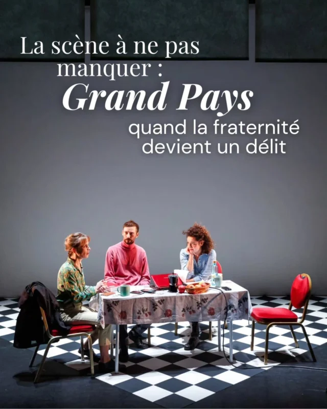 Jusqu'où peut-on aller en matière de solidarité, sans tomber dans l'illégalité ? 

C'est à cette question qu'invite à réfléchir Grand Pays, la pièce qui se jouera le 6 octobre prochain au @tmg_grenoble , Grand Théâtre. Et si, à première vue, elle n’a rien d’une partie de plaisir (il y est question de personnes exilées, de frontières et de procès pour acte de solidarité), le collectif Le Bleu d’Armand invite pourtant à ne pas se laisser impressionner par la gravité du sujet, et réussit son coup avec brio. 

Car la pièce repose sur une situation profondément absurde : comment peut-on être condamné pour avoir fait preuve de fraternité ? Le titre même du délit ressemble à une antithèse (vous vous souvenez, cette figure de style étudiée au bac de français qui consiste à adjoindre des contraires). C’est précisément cette contradiction que le spectacle choisit de mettre en lumière, en la poussant du côté du burlesque.

C'est drôle, chaleureux, piquant, poignant et aussi intelligemment écrit que joué. Réservez donc votre 6 octobre 🫰. 

Le lien vers l'article complet est dans la bio. 

📍Grand Pays, au @tmg_grenoble 
4 rue Hector Berlioz 
Le 6 octobre à 20h 

✍️ @adele.biographe 
📸 Kévin Buy 
.
.
.
#sortiragrenoble #grenoblecityguide #culture 
Article partenaire 🌼