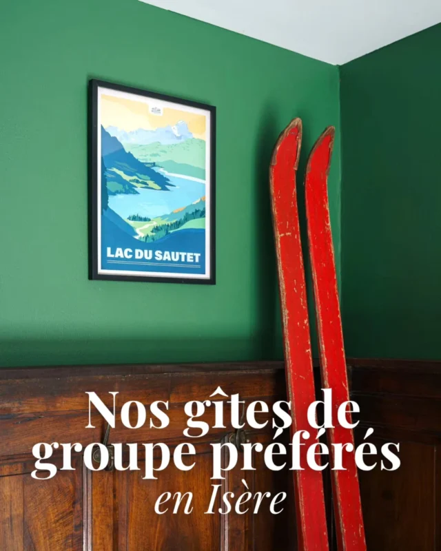 Une réunion de famille, un anniversaire entre amis ou un enterrement de vie de garçon ou de jeune fille : trouver le bon lieu pour réunir tout son monde relève souvent du défi ! 🏡

Depuis 70 ans, le label @gitesdefranceisere défend une certaine idée de l’accueil : des hébergements façonnés par leurs hôtes, ancrés dans leur terroir, et tournés vers un tourisme de proximité plus responsable. Pour célébrer cet anniversaire, on a sélectionné 5 de nos adresses préférées parmi leurs gîtes de groupe en Isère.

Pour vous donner un aperçu in situ d’une journée parfaite en Matheysine, nous nous sommes glissés au cœur d'une réunion d’amis au @gitedelapeyrouse , près de Laffrey. Nuit dans le calme absolu, réveil avec vue sur la montagne, départ de rando directement depuis le jardin sur le massif du Connex, tournoi de pétanque, bar privatisable « O PATOU », sans oublier les fameux brouquetons maison cuisinés par Julie et la partie de coinche près de la cheminée… 🏔️

Et pour coller à toutes vos envies de séjour, on vous emmène aussi découvrir : 
🌲 @chalet_galianor (Vercors) : un gîte XXL tout confort pouvant accueillir jusqu’à 24 personnes, avec son billard américain au cœur de la végétation et les pistes de Villard-de-Lans à deux pas.
🪵 La tanière de l'ours (Oisans) : perché au sommet du col d’Ornon, une parenthèse hors du temps pour 15 personnes avec une hôtesse aux petits soins. 
🌿 La demeure du Val d'Ainan (Saint-Bueil) : le charme d'une vraie maison de famille avec jardin arboré de 1 000 m², cuisine d'été avec crêpière, et salon sans télévision pour resserrer les liens. 
🎾 Le Clos de mon père (Pont-de-Beauvoisin) : l’esprit villa avec piscine couverte, terrain de tennis privé et salle de projection cinéma.

👉 Retrouvez toutes les photos, adresses et infos pratiques dans l'article (lien en bio) ! 📲

✍️ @quentinfombaron 
.
.
.
#lesmondaines #gitesdefrance #isere #tourismeisere #weekendfamille 
✨ Article partenaire