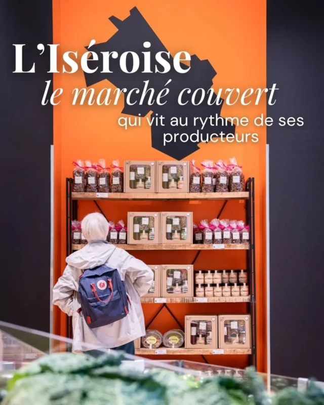 Fruits et légumes de saison, viandes, crèmerie locale… et zéro intermédiaire entre les producteurs et notre panier. 🥕

Installée rue de Bonne sur plus de 200 m², L’Isèroise réunit les produits de la marque @nosproduits_ishere . Pas de plateforme de distribution : les commandes passent directement par les producteurs et transformateurs de notre territoire. Et comme chacun doit pouvoir vivre de son métier, ce sont eux qui fixent leur prix.

Portée par Benjamin, Willow, Adam et Pauline, la boutique est pensée comme un vrai lieu de vie : Un coin snacking avec sandwichs frais préparés sur place, des dégustations presque chaque vendredi pour échanger directement avec les producteurs 👨‍🌾 (prochain rendez-vous le 16 octobre pour la Descente des Alpages !) et des ateliers culinaires mensuels, dont le tout premier le 31 octobre autour de la courge avec la Biscuiterie de Villard-de-Lans. 👨‍🍳

👉 Pour découvrir l'équipe et les coulisses de ce marché couvert, direction notre article (lien en bio) ! 📲

📍 L’Isèroise Alimentation — 15 rue de Bonne, Grenoble

✍️ @lydie_roure_
.
.
.
#lesmondaines #grenoble #ishere #producteurslocaux # #mangerlocal 

✨ Article partenaire
