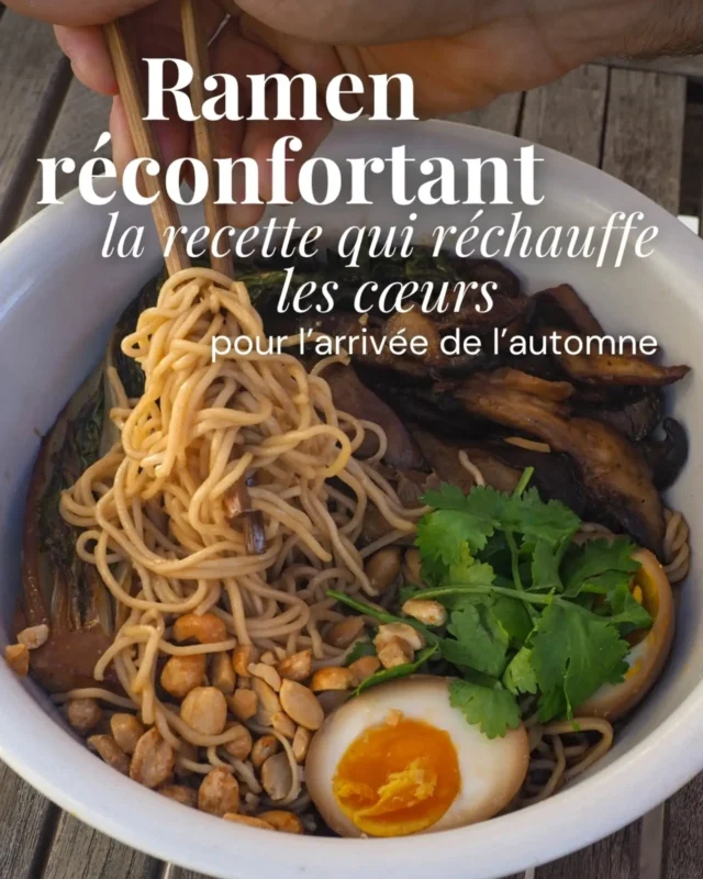 L'automne pointe le bout de son nez et avec lui, nos envies irrésistibles de plats chauds et réconfortants ! 🍂

De retour dans sa rubrique mensuelle sur Les Mondaines, le chef itinérant @nicolas_leroux_outdoor vous partage sa troisième recette : un ramen maison ultra-gourmand, véritable bombe aromatique idéale pour réchauffer les cœurs. 🍜

Dans ce bol réconfortant, on retrouve des nouilles de blé, des œufs mollets marinés à la sauce soja, des shiitakés et du pak-choï poêlés, le tout baignant dans un bouillon parfumé au miso blanc, ail, gingembre et feuilles de combava. Un filet d'huile de sésame vient parfaire cette proposition accessible, généreuse et idéale pour se faire plaisir à la maison tout au long de la saison.

👉 La recette détaillée étape par étape et la liste des ingrédients sont à retrouver dans l'article (lien en bio) ! 📲

✍️ et 📸 @nicolas_leroux_outdoor 
.
.
.
#lesmondaines #grenoble #recette #ramen #recettereconfortante